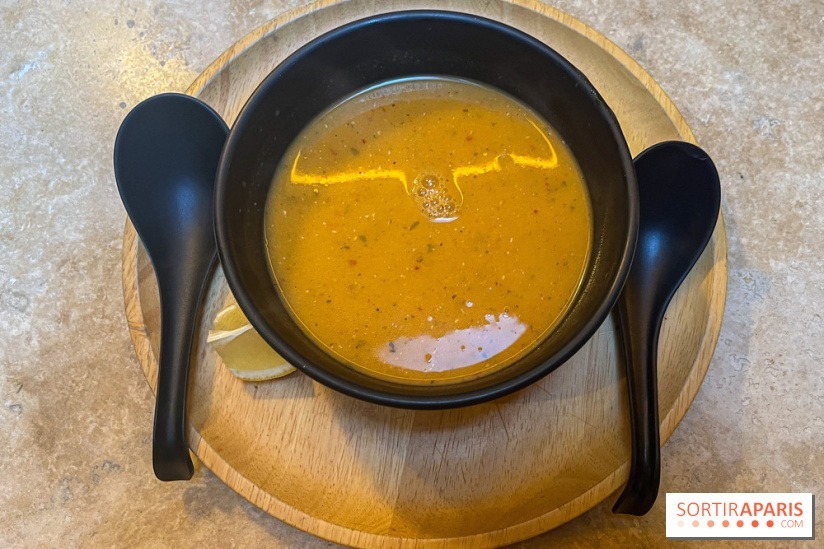 Une délicieuse soupe de lentilles et de légumes, parfaite pour réchauffer les journées d'hiver.